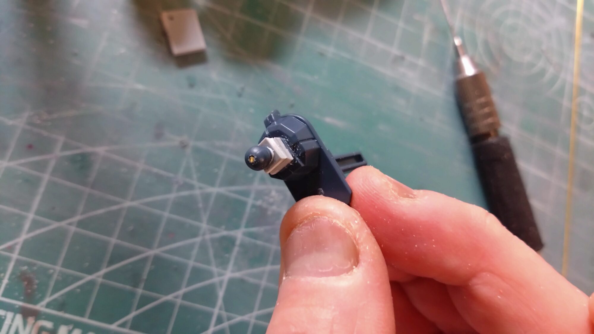 中古MGゼータプラスC1型のフレーム改造、ねじで関節を増やして、プラ版で首を伸ばして良スタイルを入手の画像